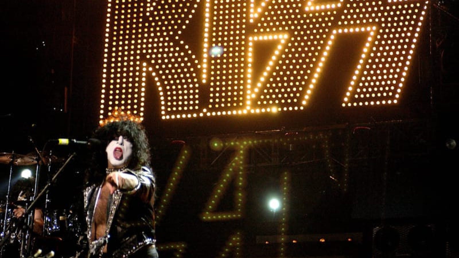 Photo of Paul STANLEY and KISS